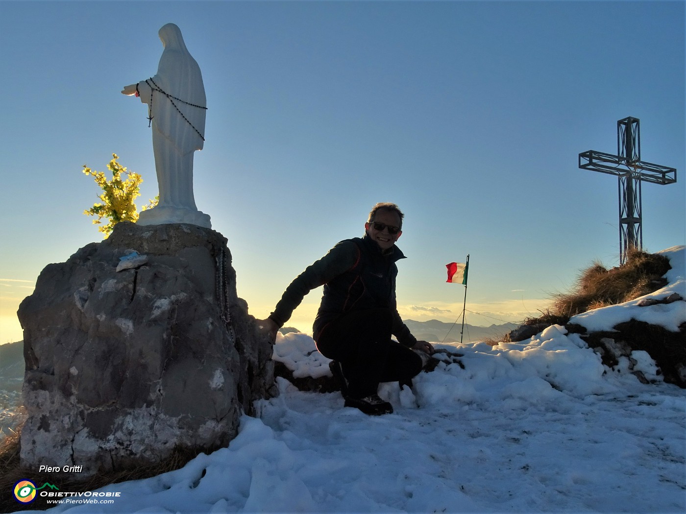 03 Alla Madonnina e Croce di vetta della Cornagera (1311 m).JPG